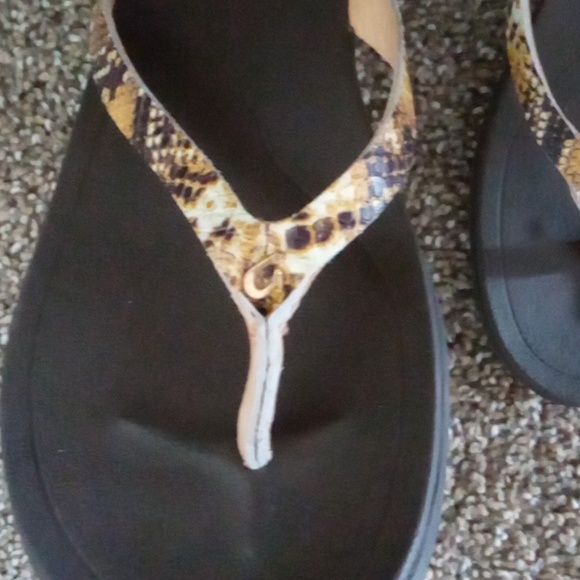 Olukai Ho'opio Leather Snake Print Sandals Flip Flops - Picture 4 of 9